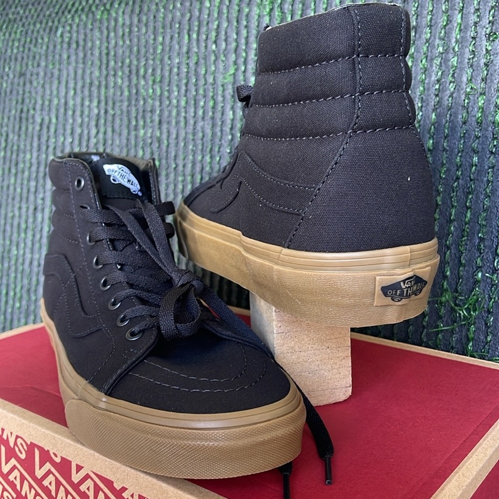 Vans Men’s Sk8-Hi Reissue (Canvas Gum) Black/Lghtgm
VN0A2XSBL0D
Sneakers - Picture 10 of 16